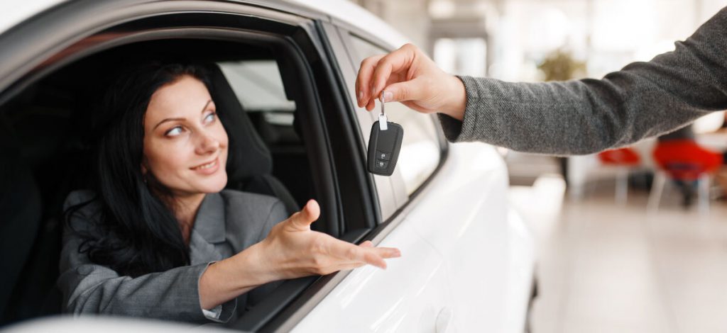 Comprar un auto representa un gasto fuerte, pero es una forma de demostrar que tienes sentido de responsabilidad y estabilidad financiera.